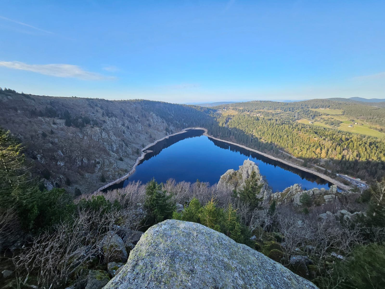 Vue sur un lac depuis un belvédère rocheux
