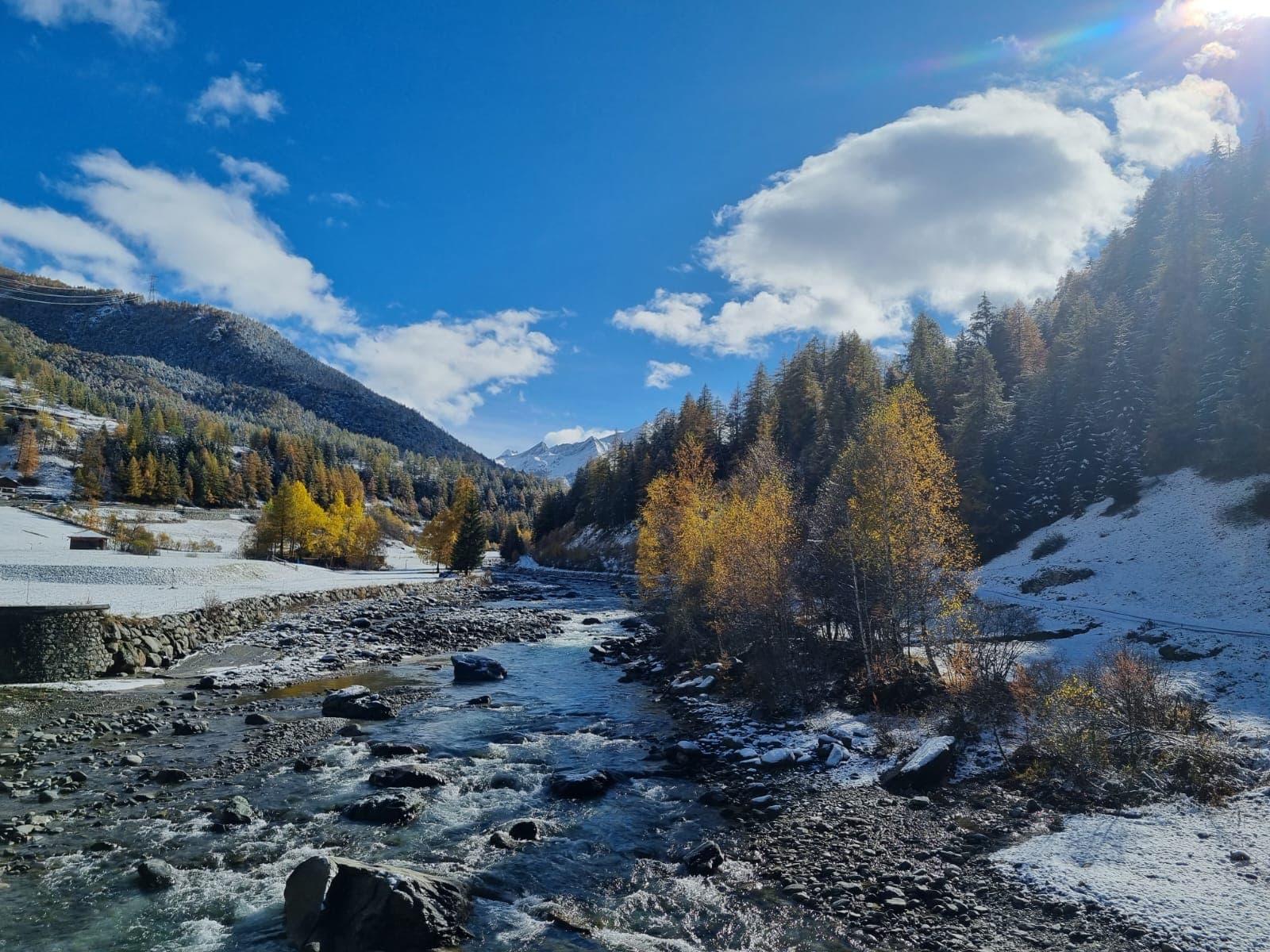 Vallée enneigée traversée par une rivière